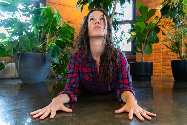 Donna sana durante la lezione di yoga che scorre - Foto, immagini