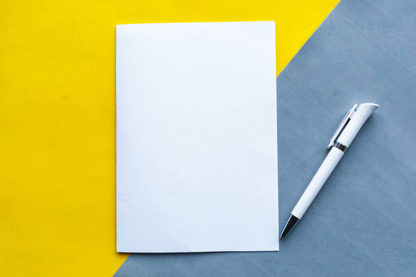 White mockup blank and pen on geometric grey and yellow background. Minimal concept - Foto, Imagen