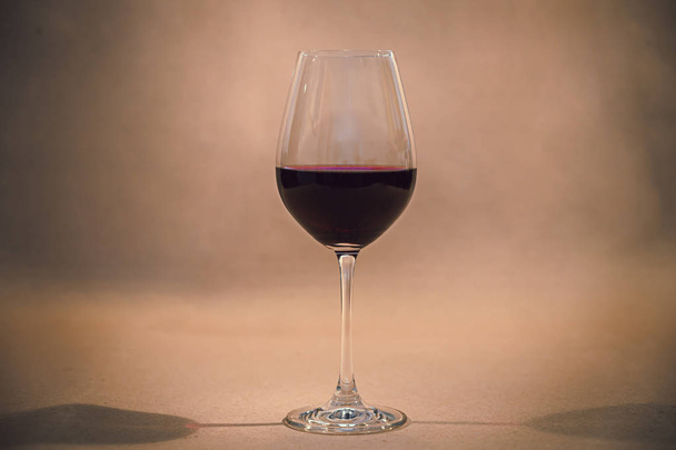 Verre de vin rouge sur fond rustique
 - Photo, image