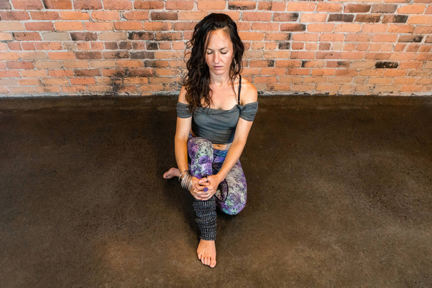 Mulher saudável durante a aula de ioga fluindo - Foto, Imagem