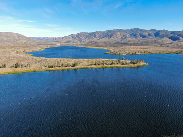 Veduta aerea di Otay Lake Reservoir con cielo blu e montagna
 - Foto, immagini