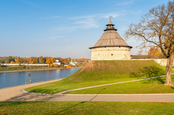 Pokrovskaya fortress Tower of Pskov on the shore of Velikaya river, Russia - 写真・画像