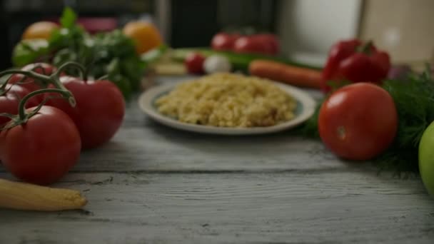 Porción de fideos en medio de una variedad de verduras dolly en
 - Metraje, vídeo