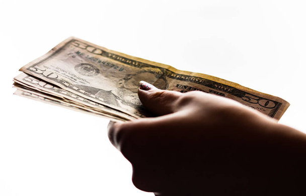 Жінка дає гроші, як хабар або поради ізольовані на білому спині
 - Фото, зображення