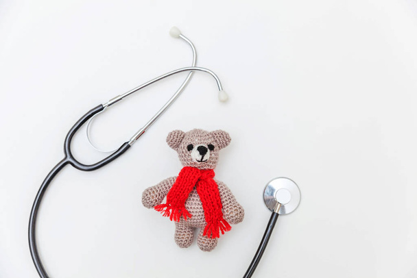 Просто минимальный дизайн игрушки медведя и медицинского оборудования стетоскоп изолирован на белом фоне. Здравоохранение детский врач концепция. Символ педиатра. Плоская ложа, пространство для копирования сверху
 - Фото, изображение