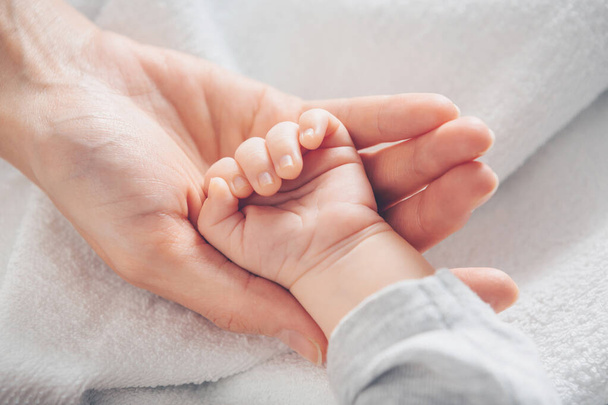 lose-up baby hand on mothers hands - Foto, immagini