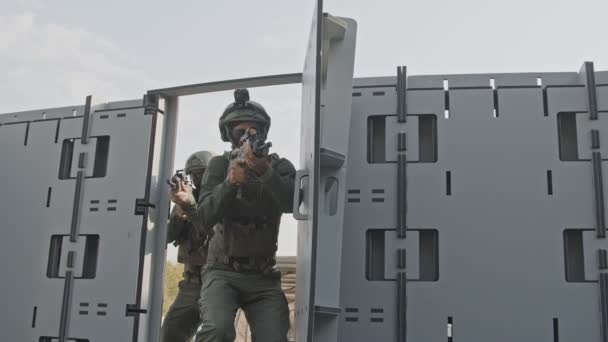 Lassan mozgó katonák kiképzése közelharcban - Felvétel, videó