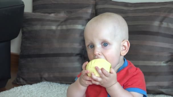 Visage adorable de bébé de garçon mangeant quelque chose - Séquence, vidéo