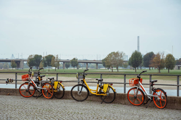 Велосипед припарковано на міській вулиці. Міський велосипед в Дуссельдорфі. Міський велосипед припаркувався без будь-кого на європейській вулиці. Велосипедний екологічний вид транспорту в Європі. Dusseldorf, Німеччина 25 жовтня 2018 - Фото, зображення