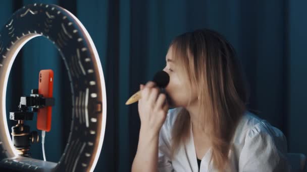 Natáčení atraktivní ženské krásy blogger dělá její oči vedle kruhu světla. - Záběry, video