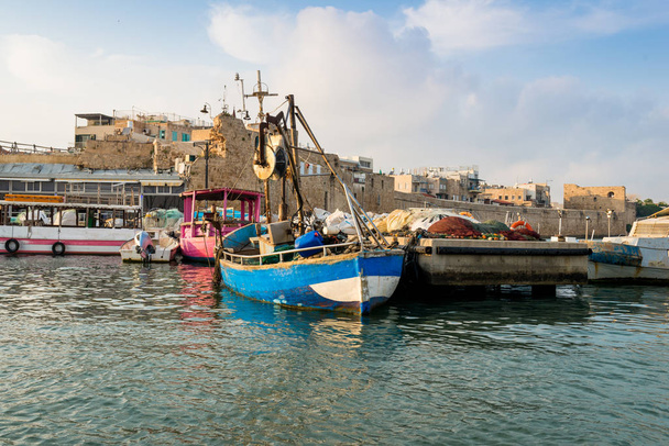 Porto di Akko (Acri) con barche, moschea e la città vecchia sullo sfondo, Israele
. - Foto, immagini