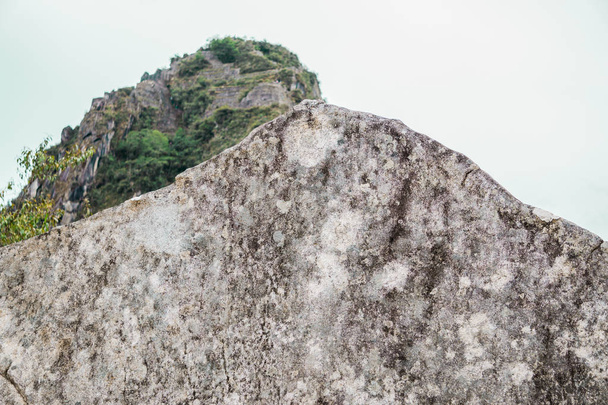 Ιερός Βράχος των Ίνκας, και στο βάθος το Wayna Picchu ή Huayna Picchu, Περού - Φωτογραφία, εικόνα