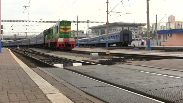 Personenzug fährt vom Bahnhof ab - Filmmaterial, Video