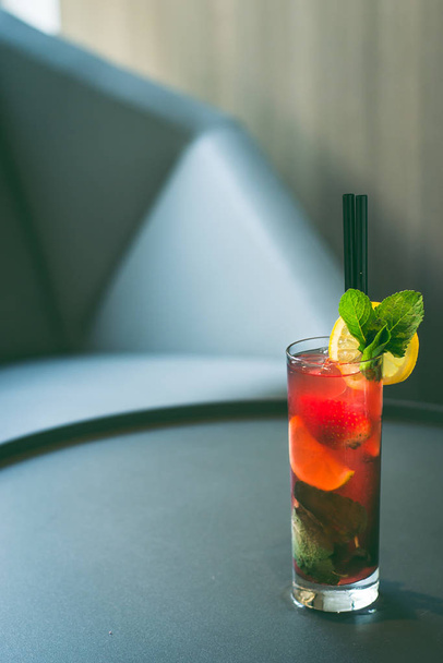 Kesällä virkistävä juoma (Cocktail
) - Valokuva, kuva