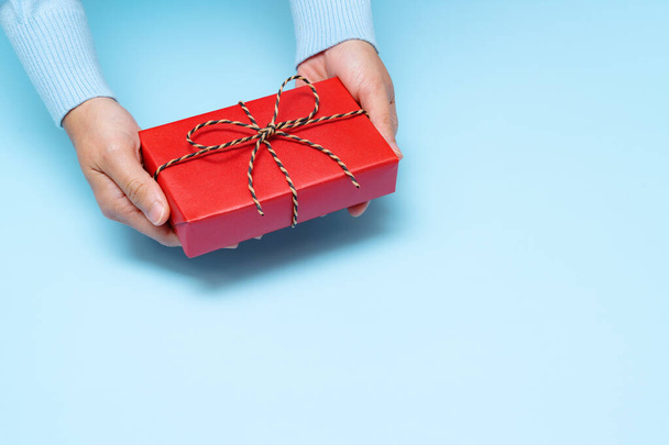 Verladung am zweiten Weihnachtstag, junge Frau mit Geschenk-Box-Angebot an Empfänger - Foto, Bild