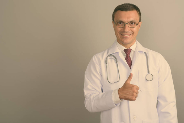 Studio colpo di uomo medico indossare occhiali contro sfondo grigio
 - Foto, immagini