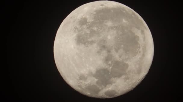 4kビデオ満月で黒空,満月と雲ビデオで異なる近さで空,満月以上黒空夜 - 映像、動画