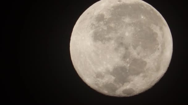 Vahaus Gibbous. Kuu on tähtitieteellinen keho, joka kiertää planeetta Maata ja on Maan ainoa pysyvä luonnollinen satelliitti. Täysikuu pimeällä mustalla taivaalla yöllä
 - Materiaali, video