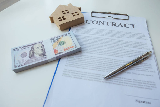 Contacting the buying or selling of real estate through a sales  - Φωτογραφία, εικόνα