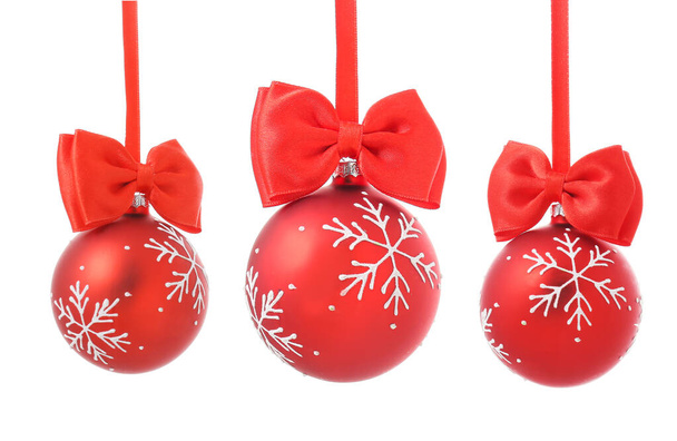 Hermosas bolas de Navidad sobre fondo blanco - Foto, Imagen