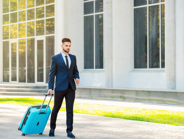 Jeune homme avec bagages pour un voyage d'affaires en plein air
 - Photo, image