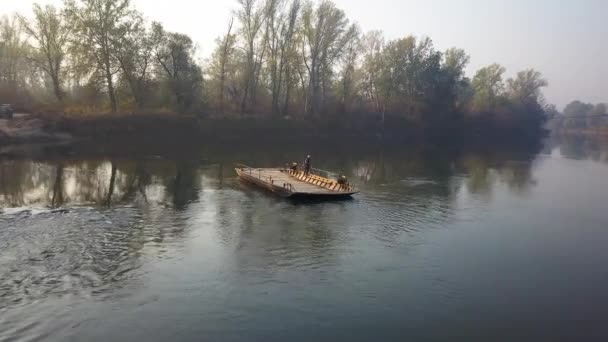 Régi kézi meghajtású kábelkomp mezőgazdasági gépek szállítására a folyón keresztül vidéki környezetben - Felvétel, videó