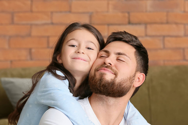 Retrato del padre con su hija pequeña en casa
 - Foto, Imagen