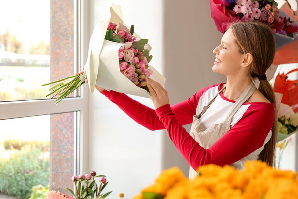 Florist with beautiful bouquet in shop - Photo, Image