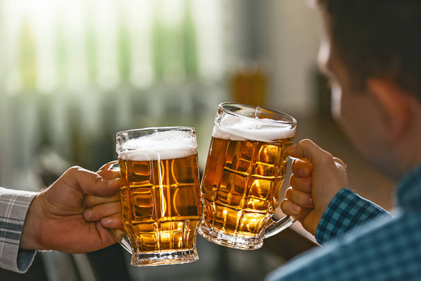 Friends drinking fresh beer in pub - Foto, Imagem