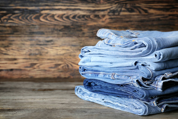 Montón de ropa limpia en la mesa de madera
 - Foto, imagen