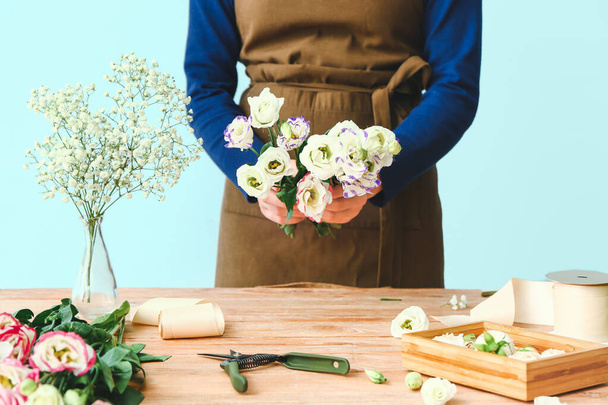 Kobiece Kwiaciarnia Dokonywanie piękny bukiet w tabeli - Zdjęcie, obraz