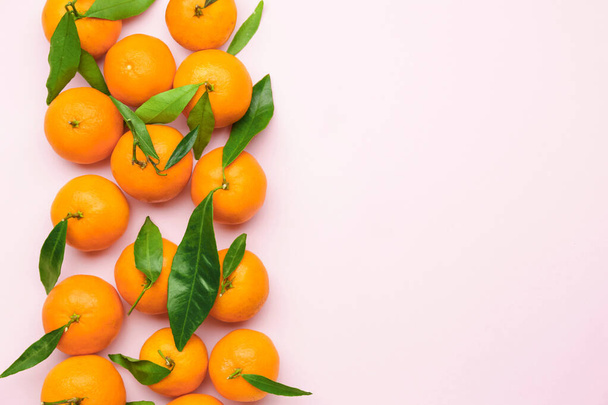 Сладкие мандарины на цветном фоне - Фото, изображение