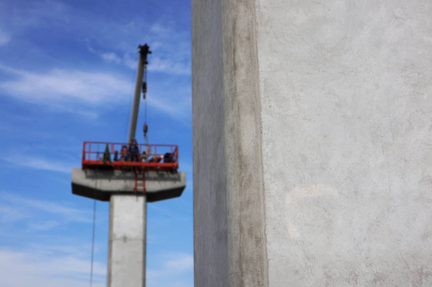 Coluna de concreto do céu trem com obras de construção Blur Backgr
 - Foto, Imagem