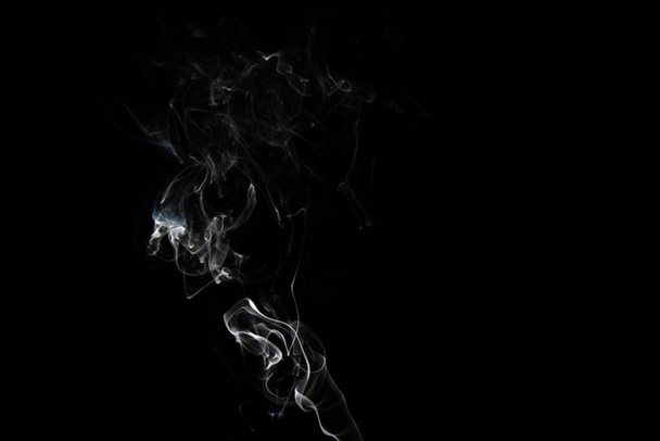 un flusso di fumo su fondo bianco o nero, sale, si piega e fa riccioli
 - Foto, immagini