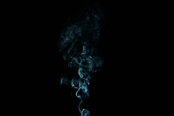 füstfolyam fehér vagy fekete háttérrel, emelkedik, hajlik és fürtöket készít - Fotó, kép