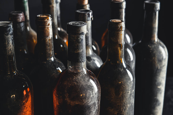 Muitas garrafas de vinho na adega
 - Foto, Imagem