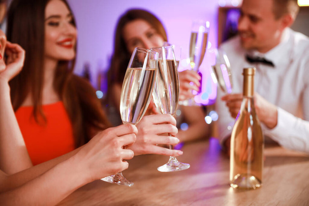Друзья пьют алкоголь на новогодней вечеринке
 - Фото, изображение
