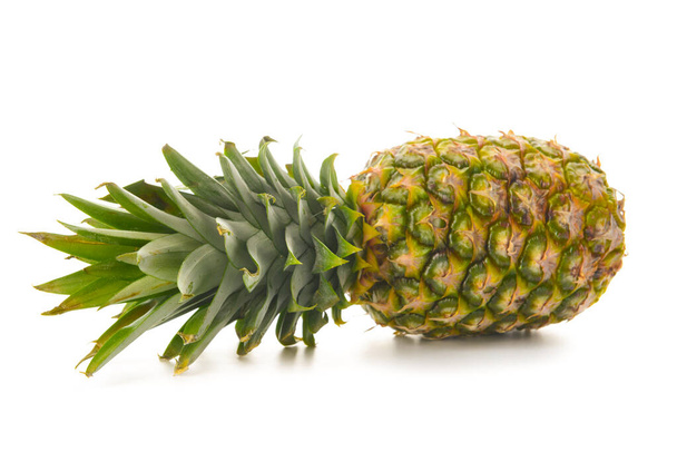 tuore kypsä ananas valkoisella pohjalla - Valokuva, kuva