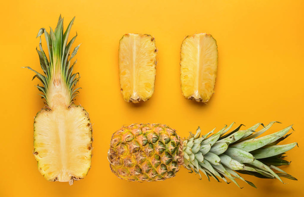 Fresh ripe pineapples on color background - Fotografie, Obrázek