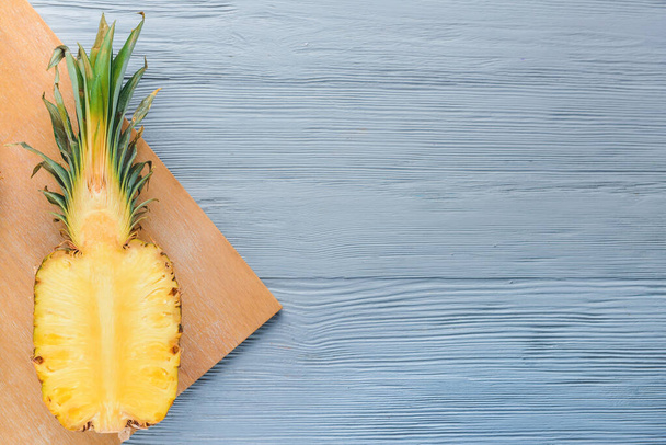 Свіжий розрізаний ананас на дерев'яному фоні
 - Фото, зображення