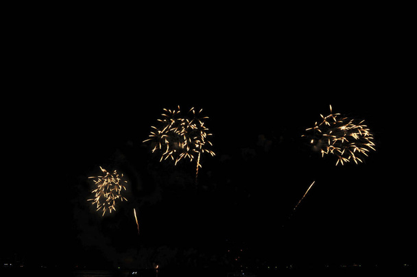 Pattaya-Thaiföld november 29-30 Pattaya International Fireworks Festival 2019 at pattaya beach on november 29-30 in pattaya, Thaiföld  - Fotó, kép