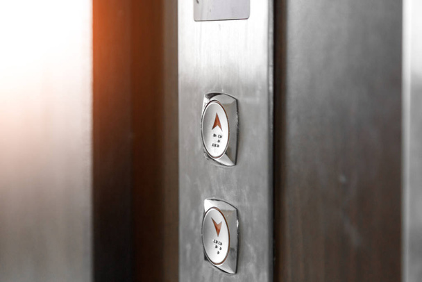 Κουμπιά κλήσης ασανσέρ. επιλεκτική εστίαση, ρηχό βάθος πεδίου - Φωτογραφία, εικόνα