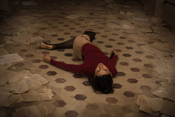 neživý brunetka ležící na podlaze - Fotografie, Obrázek