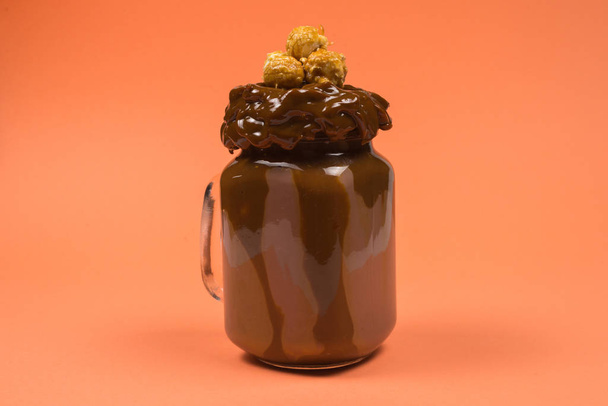 Čokoládový mléčný koktejl se šlehačkou, sušenkami, vaflemi - Fotografie, Obrázek