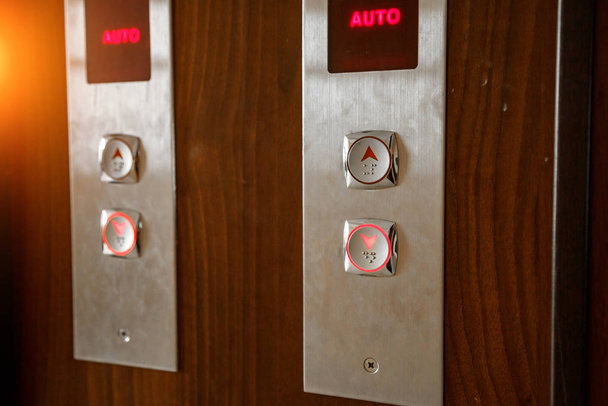 エレベーターの呼び出しボタン選択的焦点、浅い被写界深度 - 写真・画像