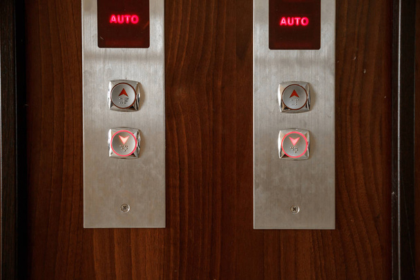 Boutons d'appel ascenseur. foyer sélectif, faible profondeur de champ
 - Photo, image