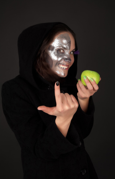 Two-faced sorceress with green apple tempt - Fotoğraf, Görsel