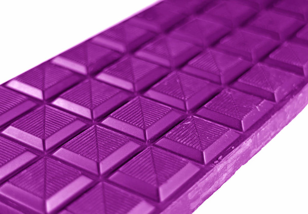 Barre de chocolat fermée en couleur pourpre vif isolé sur fond blanc
 - Photo, image