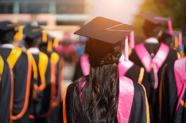 Soft výběrové zaměření zadní pohled absolventů v absolvování zahájení ceremoniálu obdrží diplom diplom certifikát. - Fotografie, Obrázek