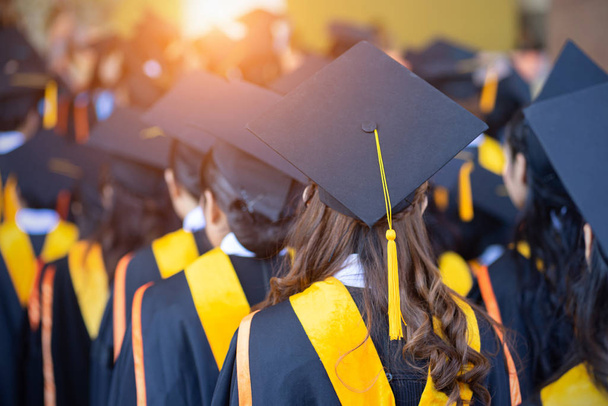 Soft výběrové zaměření zadní pohled absolventů v absolvování zahájení ceremoniálu obdrží diplom diplom certifikát. - Fotografie, Obrázek
